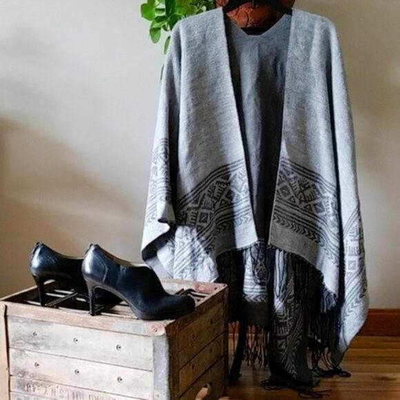 Sweaters - NEW Women's Cottagecore Boho Western Outdoor Festival Fringe Aztec Poncho